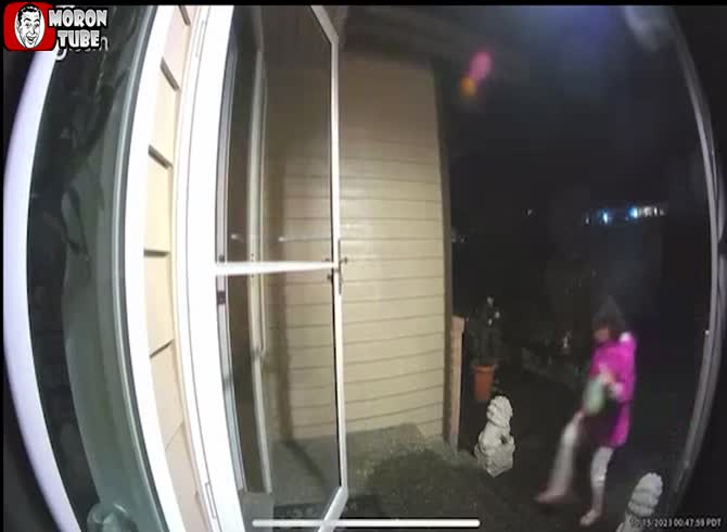 Video :After being pursued to her front door, an Asian woman locks it firmly